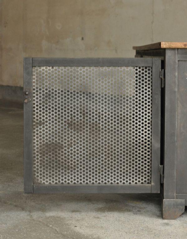 アンティークのキャビネット　アンティーク家具　カッコいいアンティーク家具、テレビ台に使えるメタルサイドボード。扉もメタルで仕上がっています。(x-605-f)