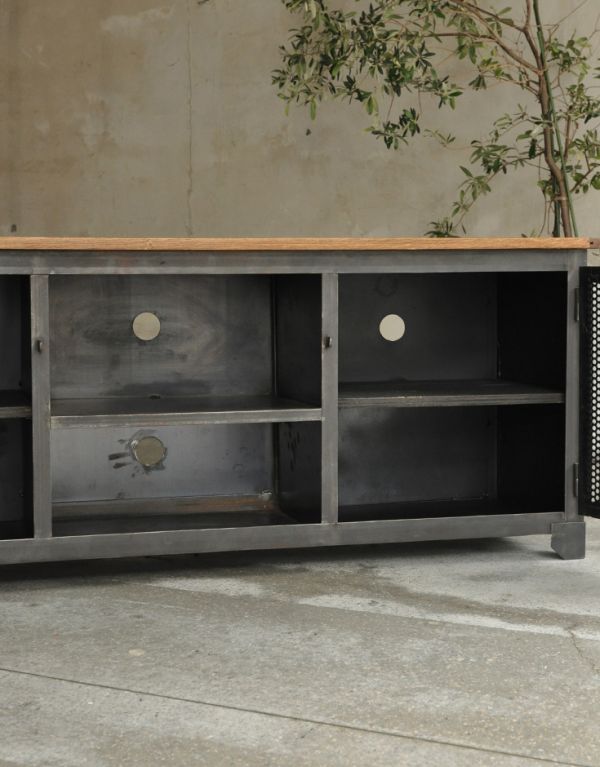 アンティークのキャビネット　アンティーク家具　カッコいいアンティーク家具、テレビ台に使えるメタルサイドボード。棚板があるので、整理整頓がしやすいですよ。(x-605-f)