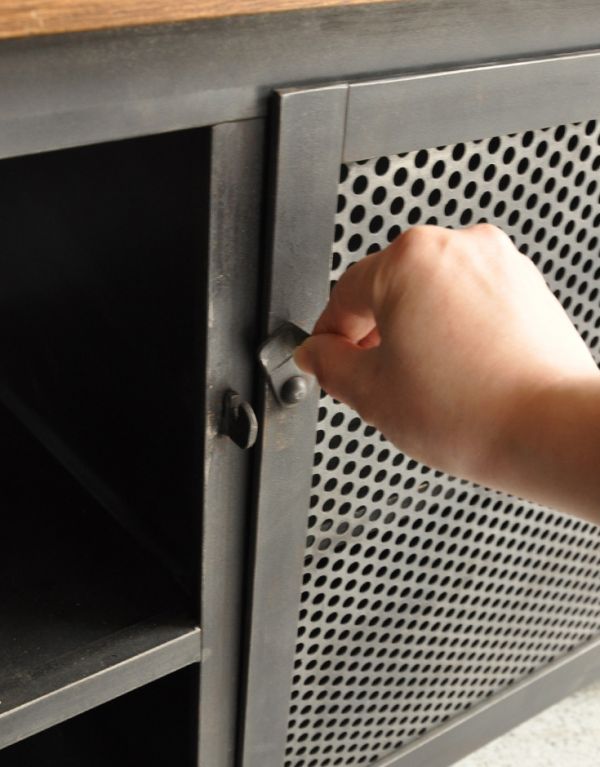 アンティークのキャビネット　アンティーク家具　カッコいいアンティーク家具、テレビ台に使えるメタルサイドボード。扉の取っ手にはちょっぴりハードな印象の金物が付いています。(x-605-f)