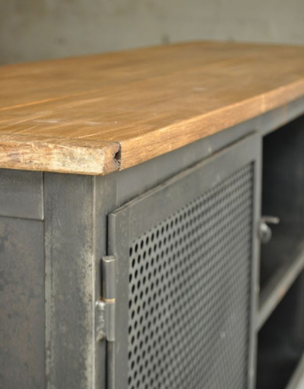 アンティークのキャビネット　アンティーク家具　カッコいいアンティーク家具、テレビ台に使えるメタルサイドボード。メンテナンスをしっかりしてお届けしますので、届いた日からお使いくださいね。(x-605-f)