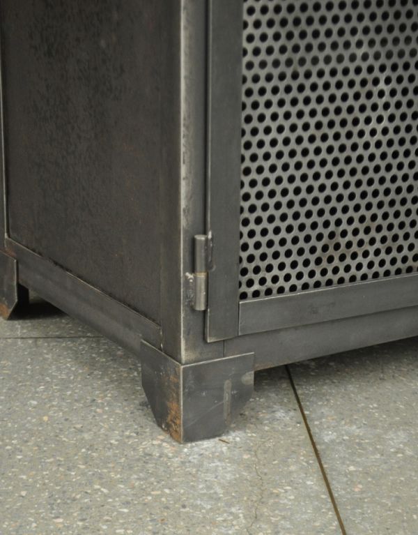 アンティークのキャビネット　アンティーク家具　カッコいいアンティーク家具、テレビ台に使えるメタルサイドボード。安定感のある脚がしっかり支えます。(x-605-f)