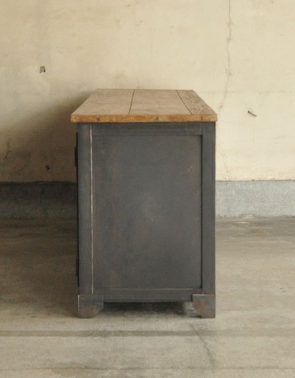 アンティークのキャビネット　アンティーク家具　カッコいいアンティーク家具、テレビ台に使えるメタルサイドボード。しっかりお直ししてありますので、長くお使いいただけます。(x-605-f)