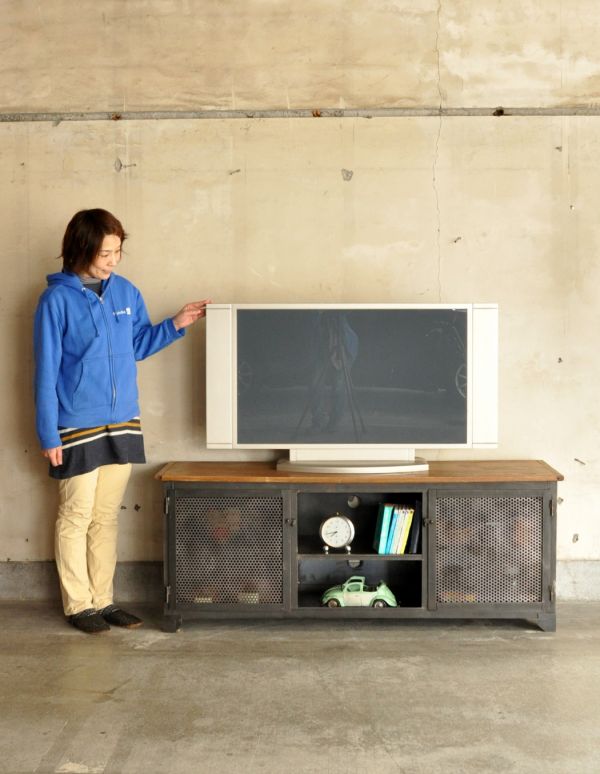 アンティークのキャビネット　アンティーク家具　カッコいいアンティーク家具、テレビ台に使えるメタルサイドボード。扉収納はTVボードに特にオススメです！生活感の出やすい部分なので、機器類を隠せるってとっても嬉しいですよね。(x-605-f)