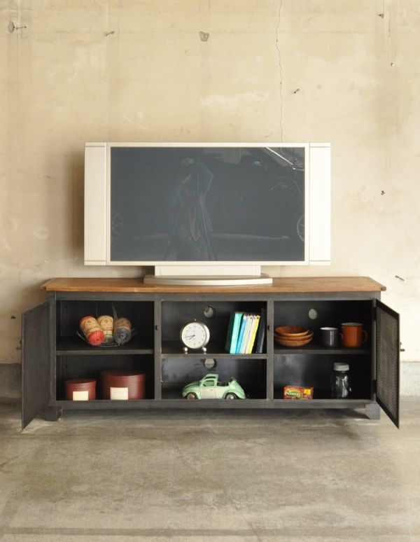 アンティークのキャビネット　アンティーク家具　カッコいいアンティーク家具、テレビ台に使えるメタルサイドボード。雑誌やマンガ、DVDやCDなどの日用品とレコーダーのような機器類もたくさん収納できます！棚板は固定です。(x-605-f)