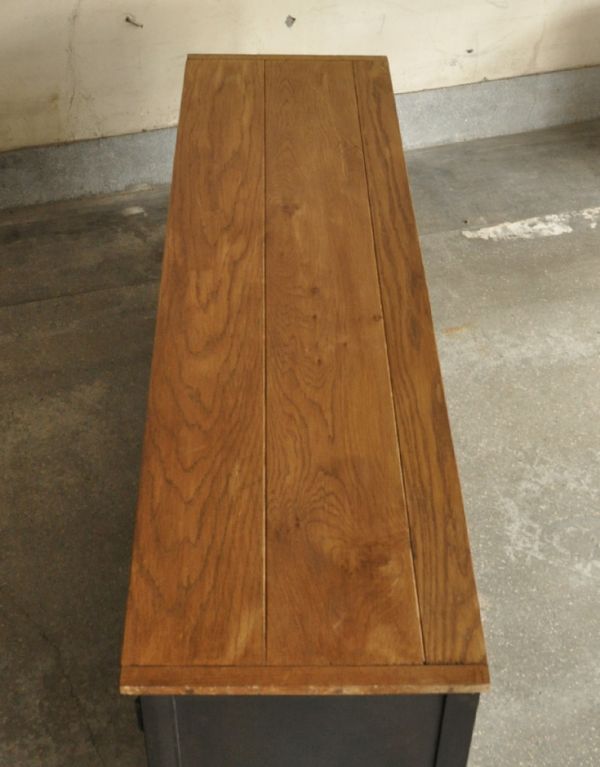 アンティークのキャビネット　アンティーク家具　カッコいいアンティーク家具、テレビ台に使えるメタルサイドボード。広い天板は、何でも置けます。(x-605-f)