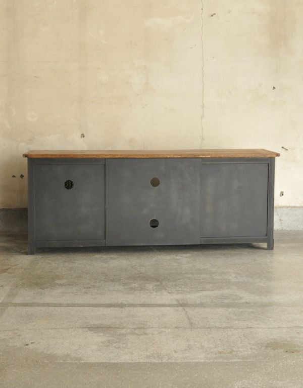 アンティークのキャビネット　アンティーク家具　カッコいいアンティーク家具、テレビ台に使えるメタルサイドボード。キチンとメンテナンスしてあるので、裏側もキレイです。(x-605-f)