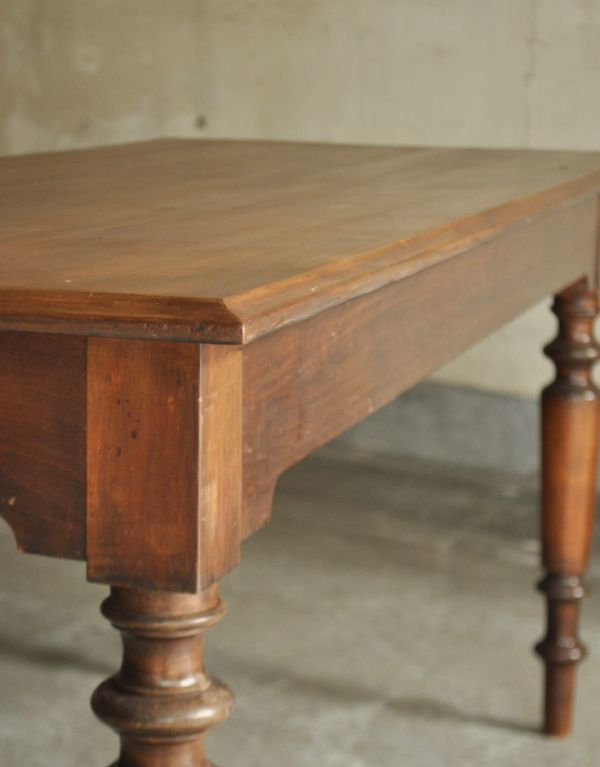 アンティーク家具　フランスのアンティーク家具、大人４〜６人で使えるダイニングテーブル。専門の職人によってお直ししていますが、アンティークは新品ではありません。(x-606-f)