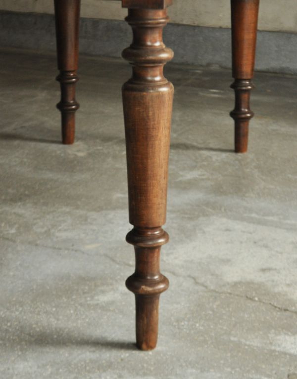 アンティーク家具　フランスのアンティーク家具、大人４〜６人で使えるダイニングテーブル。細くても頑丈な造りのテーブルなので末永くお使い頂けます。(x-606-f)