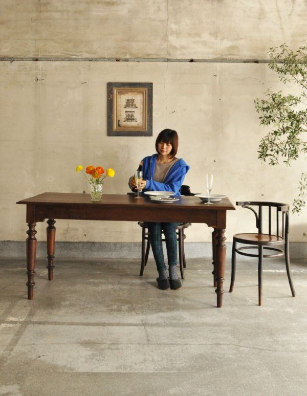 アンティーク家具　フランスのアンティーク家具、大人４〜６人で使えるダイニングテーブル。２〜４人でお使い頂くとちょうどいいサイズです！サイドに椅子を持ってくると６人で使えます。(x-606-f)