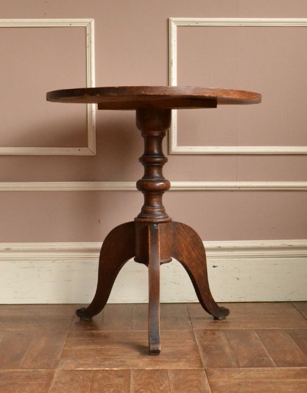 ロイドテーブル アンティーク家具 フランスで買い付けたアンティーク家具、丸い天板のサイドテーブル。女性らしい可憐なテーブルです。(x-607-f)