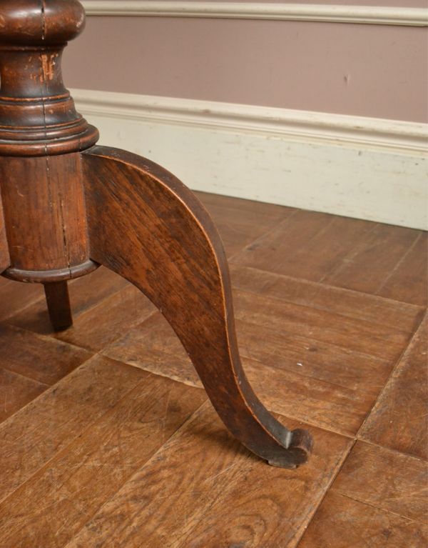 ロイドテーブル アンティーク家具 フランスで買い付けたアンティーク家具、丸い天板のサイドテーブル。重厚感のある美しい脚がリッチ感を出してくれます。(x-607-f)