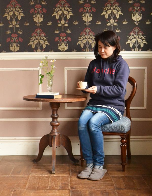 ロイドテーブル アンティーク家具 フランスで買い付けたアンティーク家具、丸い天板のサイドテーブル。玄関で花器を飾ったり、ソファの前に持ってくれば、ちょうどいいサイドテーブルに。(x-607-f)