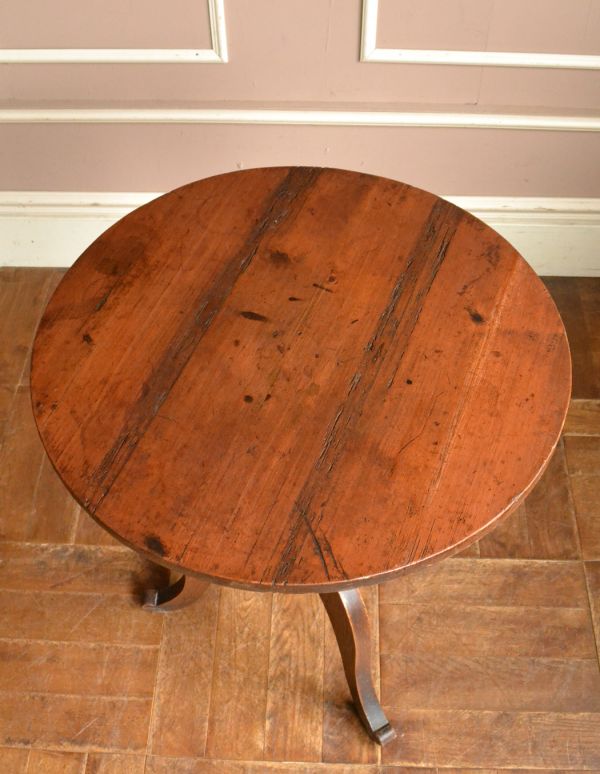 ロイドテーブル アンティーク家具 フランスで買い付けたアンティーク家具、丸い天板のサイドテーブル。天板もピカピカにお直ししました。(x-607-f)