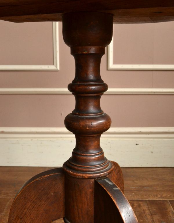 ロイドテーブル アンティーク家具 フランスで買い付けたアンティーク家具、丸い天板のサイドテーブル。1つ1つキレイな装飾には、思わずうっとりしてしまいます。(x-607-f)