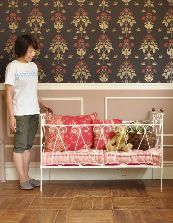 めずらしい家具　アンティーク家具　とっても可愛いフランスアンティーク、アイアンのベビーベッド（ホワイト）。写真のようにクッションを並べて季節感を楽しんだり、ブランケットの収納場所にしたり・・・色々の楽しみ方を見つけてくださいね！（モデルの身長は163cmです）【 全体 】幅123×奥行57.5×高さ84.5cm。(x-608-f)