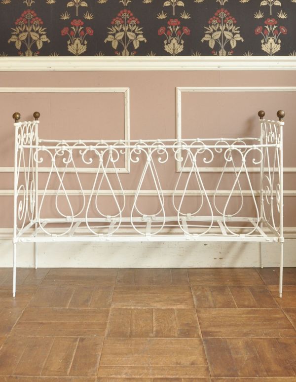 めずらしい家具　アンティーク家具　とっても可愛いフランスアンティーク、アイアンのベビーベッド（ホワイト）。存在感を放つインテリア！お好きな場所に置いてお楽しみください。(x-608-f)