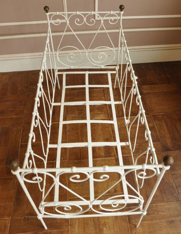 めずらしい家具　アンティーク家具　とっても可愛いフランスアンティーク、アイアンのベビーベッド（ホワイト）。中はこんな感じです。(x-608-f)
