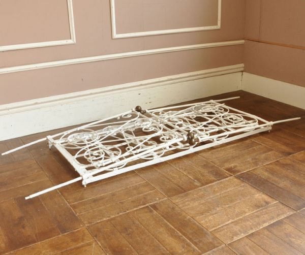 めずらしい家具　アンティーク家具　とっても可愛いフランスアンティーク、アイアンのベビーベッド（ホワイト）。使わないときはこうして折りたたむことも出来るんです！【 折りたたみ時 】幅166.5×奥行60×高さ15cm。(x-608-f)