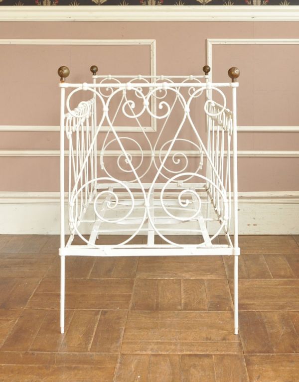 めずらしい家具　アンティーク家具　とっても可愛いフランスアンティーク、アイアンのベビーベッド（ホワイト）。しっかりメンテナンスしているので安心してお使いいただけます。(x-608-f)