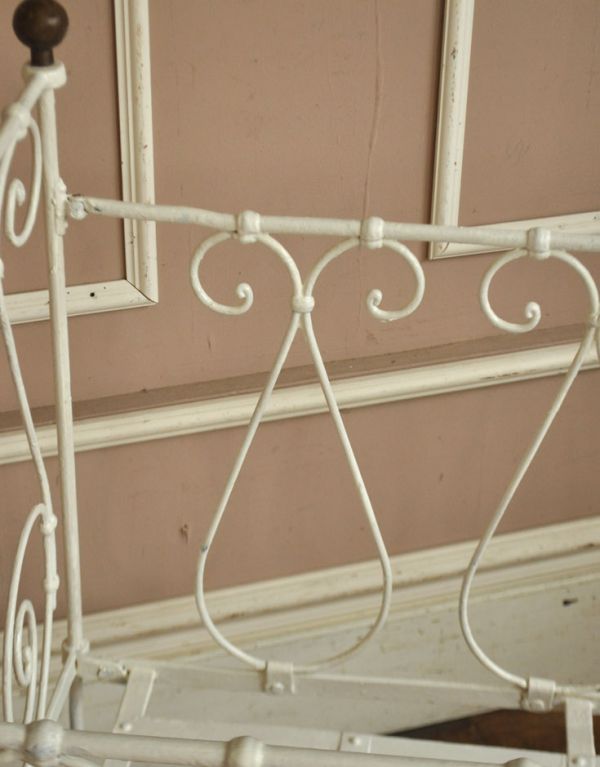 めずらしい家具　アンティーク家具　とっても可愛いフランスアンティーク、アイアンのベビーベッド（ホワイト）。温かみのある装飾が嬉しいデザイン。(x-608-f)