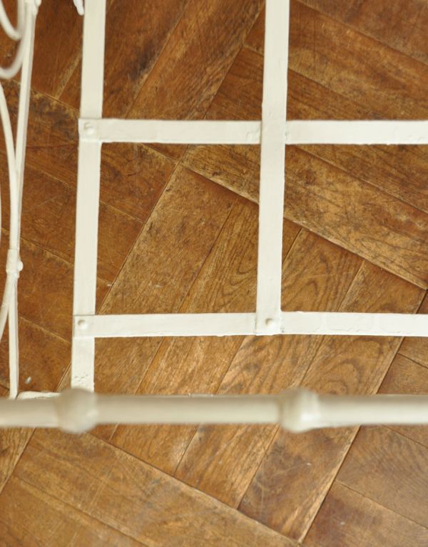 めずらしい家具　アンティーク家具　とっても可愛いフランスアンティーク、アイアンのベビーベッド（ホワイト）。隅々までホワイトペイントで塗られています。(x-608-f)