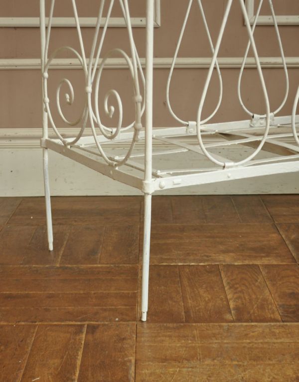 めずらしい家具　アンティーク家具　とっても可愛いフランスアンティーク、アイアンのベビーベッド（ホワイト）。細長い脚ですが安定感があります。(x-608-f)