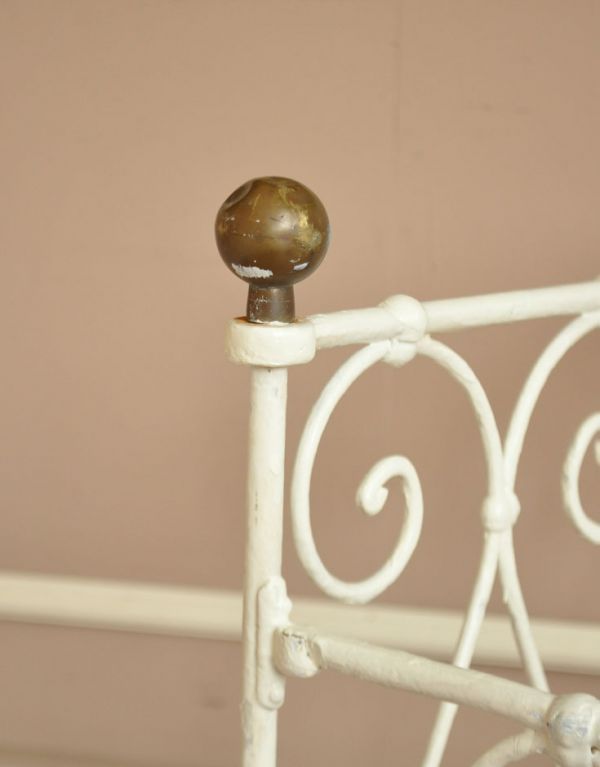 めずらしい家具　アンティーク家具　とっても可愛いフランスアンティーク、アイアンのベビーベッド（ホワイト）。ゴールドのボールが４隅に付いていて、いかにも海外のインテリアらしくて可愛いです！。(x-608-f)