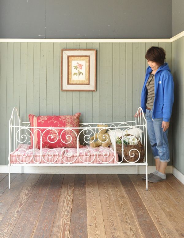 めずらしい家具　アンティーク家具　フランスのアンティーク家具、アイアンのベビーベッド（ホワイト）。写真のようにクッションを並べて季節感を楽しんだり、ブランケットの収納場所にしたり・・・色々の楽しみ方を見つけてくださいね！（モデルの身長は163cmです）【 全体 】幅151.5×奥行66.5×高さ88cm。(x-609-f)