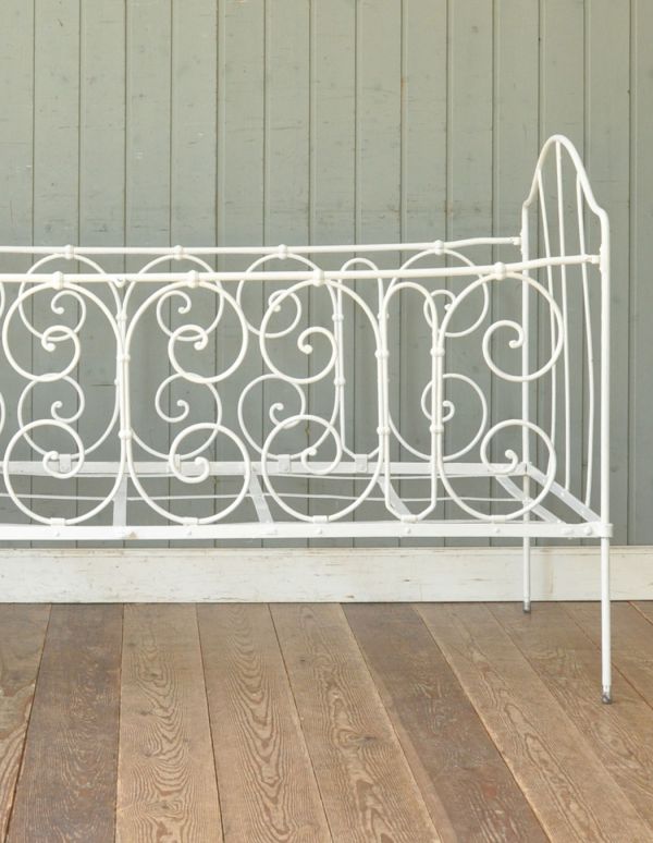 めずらしい家具　アンティーク家具　フランスのアンティーク家具、アイアンのベビーベッド（ホワイト）。存在感を放つインテリア！お好きな場所に置いてお楽しみください。(x-609-f)