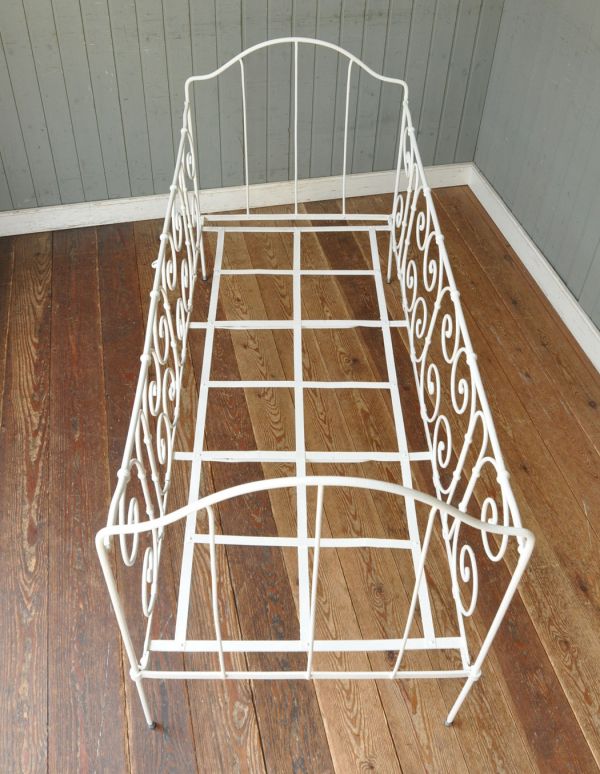 めずらしい家具　アンティーク家具　フランスのアンティーク家具、アイアンのベビーベッド（ホワイト）。中はこんな感じです。(x-609-f)
