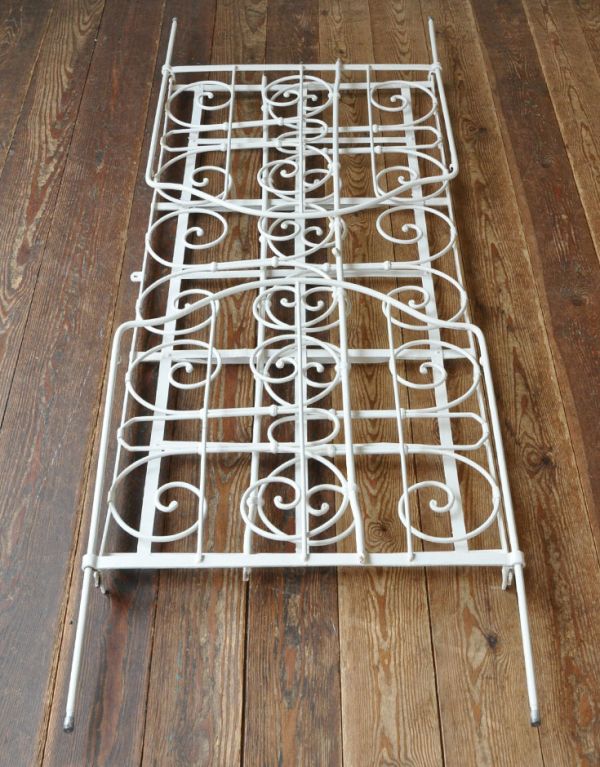めずらしい家具　アンティーク家具　フランスのアンティーク家具、アイアンのベビーベッド（ホワイト）。使わないときはこうして折りたたむことも出来るんです！。(x-609-f)