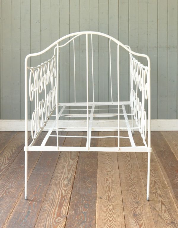 めずらしい家具　アンティーク家具　フランスのアンティーク家具、アイアンのベビーベッド（ホワイト）。しっかりメンテナンスしているので安心してお使いいただけます。(x-609-f)