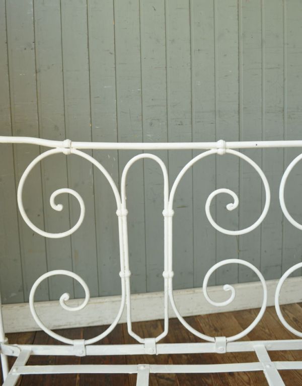 めずらしい家具　アンティーク家具　フランスのアンティーク家具、アイアンのベビーベッド（ホワイト）。温かみのある装飾が嬉しいデザイン。(x-609-f)