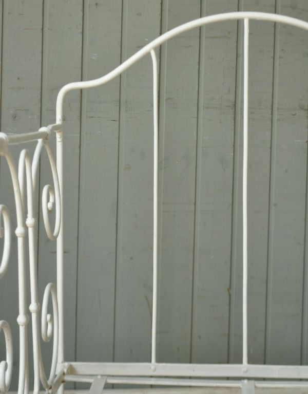 めずらしい家具　アンティーク家具　フランスのアンティーク家具、アイアンのベビーベッド（ホワイト）。専門の職人によってお直ししていますが、アンティークは新品ではありません。(x-609-f)