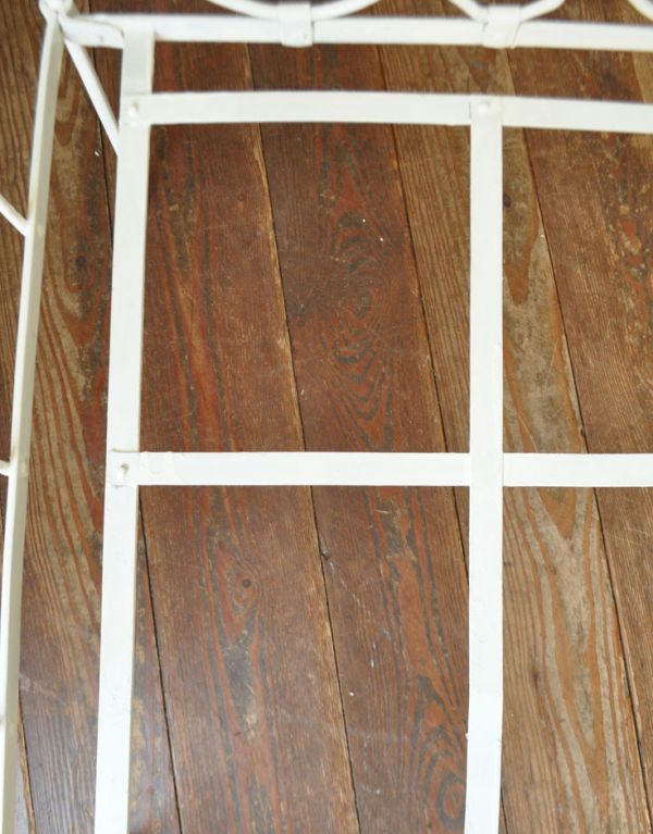 めずらしい家具　アンティーク家具　フランスのアンティーク家具、アイアンのベビーベッド（ホワイト）。隅々までホワイトペイントで塗られています。(x-609-f)