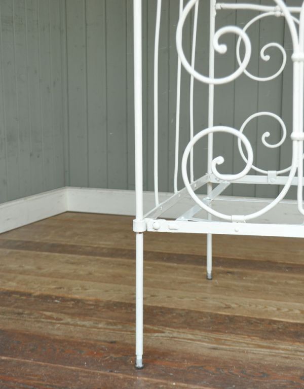 めずらしい家具　アンティーク家具　フランスのアンティーク家具、アイアンのベビーベッド（ホワイト）。細長い脚ですが安定感があります。(x-609-f)