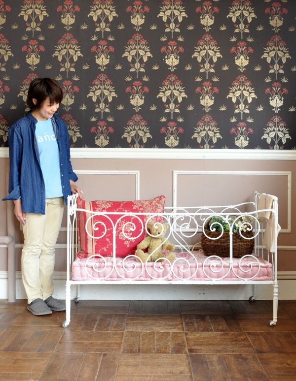 アンティーク家具 フランスのアンティーク家具、アイアンのベビーベッド(ホワイト)。写真のようにクッションを並べて季節感を楽しんだり、ブランケットの収納場所にしたり・・・色々の楽しみ方を見つけてくださいね!(モデルの身長は163cmです)【 全体 】幅133×奥行62.5×高さ82cm。(x-610-f)