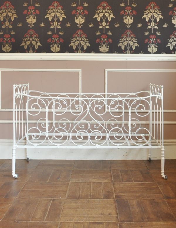 アンティーク家具 フランスのアンティーク家具、アイアンのベビーベッド(ホワイト)。存在感を放つインテリア!お好きな場所に置いてお楽しみください。(x-610-f)