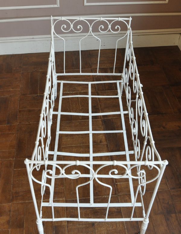 アンティーク家具 フランスのアンティーク家具、アイアンのベビーベッド(ホワイト)。中はこんな感じです。(x-610-f)