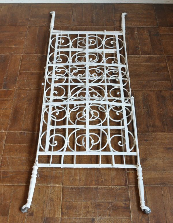 アンティーク家具 フランスのアンティーク家具、アイアンのベビーベッド(ホワイト)。使わないときはこうして折りたたむことも出来るんです!。(x-610-f)