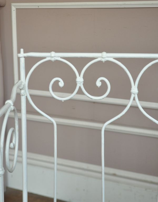 アンティーク家具 フランスのアンティーク家具、アイアンのベビーベッド(ホワイト)。しっかりメンテナンスしているので安心してお使いいただけます。(x-610-f)