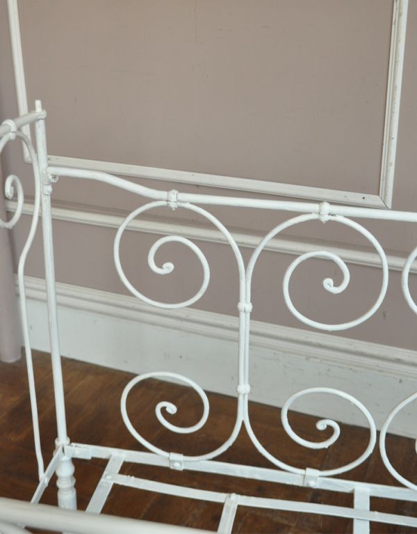 アンティーク家具 フランスのアンティーク家具、アイアンのベビーベッド(ホワイト)。専門の職人によってお直ししていますが、アンティークは新品ではありません。(x-610-f)