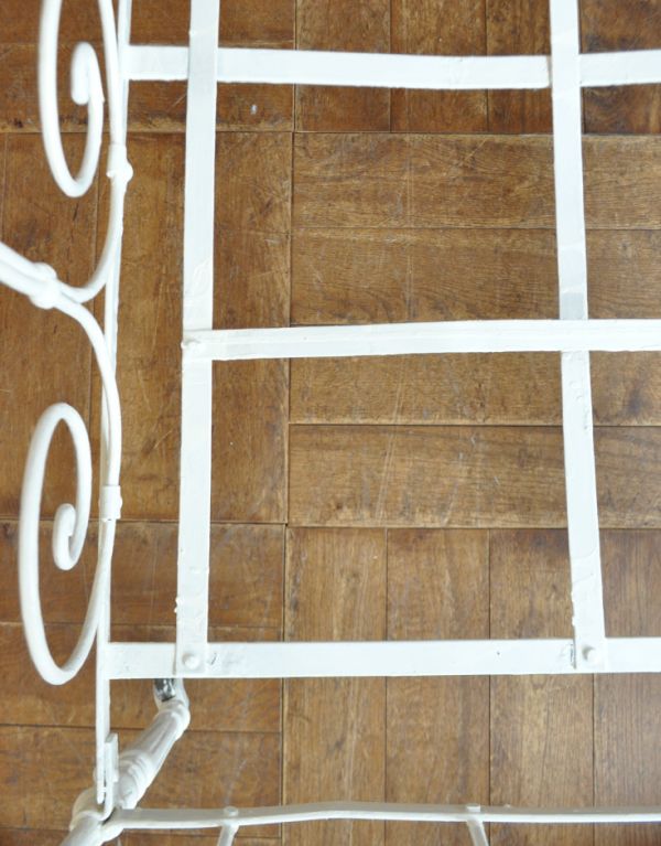 アンティーク家具 フランスのアンティーク家具、アイアンのベビーベッド(ホワイト)。隅々までホワイトペイントで塗られています。(x-610-f)