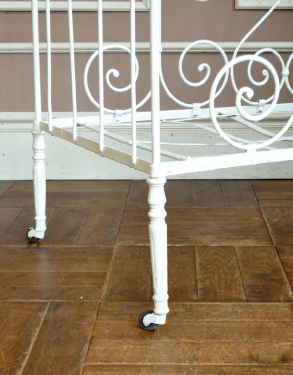 アンティーク家具 フランスのアンティーク家具、アイアンのベビーベッド(ホワイト)。きちんと調整したので、新しいものと比べるとスムーズではありませんが、ちゃんと動きます。(x-610-f)