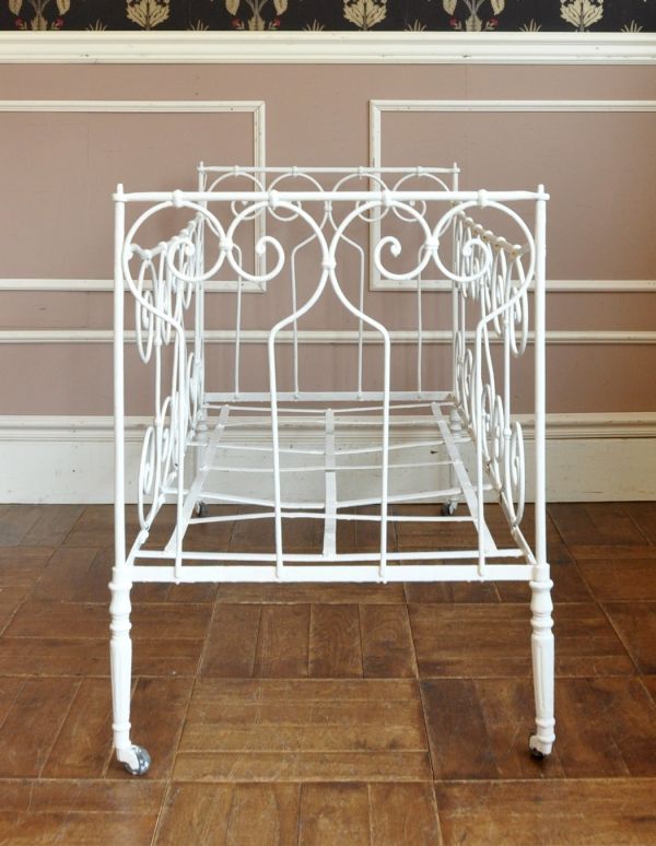 アンティーク家具 フランスのアンティーク家具、アイアンのベビーベッド(ホワイト)。温かみのある装飾が嬉しいデザイン。(x-610-f)