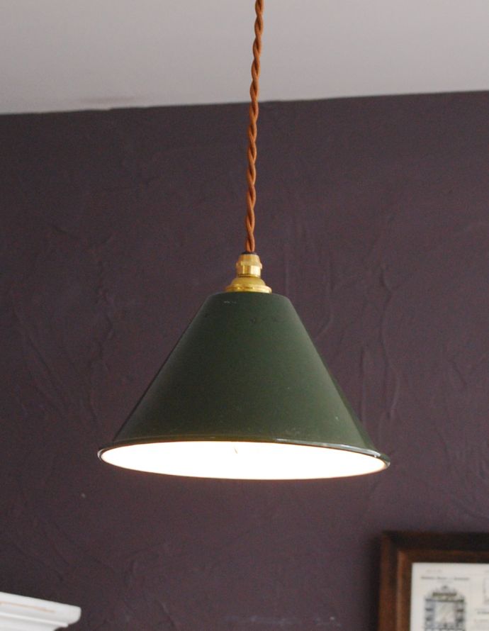 ペンダントライト　照明・ライティング　フランスから到着　ホーローのグリーン色ペンダントライト（器具セット付き）（コード・シャンデリア電球付き・ギヤラリーなし）。優しいオリーブグリーンのペンダントライト！シンプル、お洒落なホーローのペンダントライトです。(x-611-z)