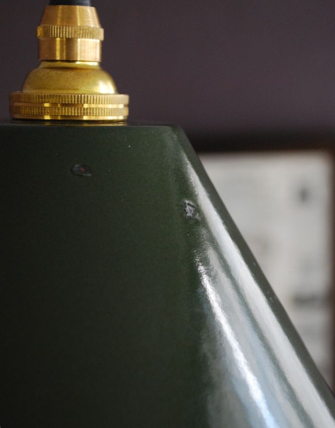 ペンダントライト　照明・ライティング　フランスから到着　ホーローのグリーン色ペンダントライト（器具セット付き）（コード・シャンデリア電球付き・ギヤラリーなし）。夜、見る色とお昼に見る色が違うのも特徴。(x-611-z)