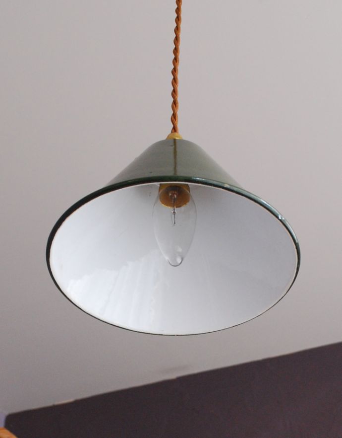 ペンダントライト　照明・ライティング　フランスから到着　ホーローのグリーン色ペンダントライト（器具セット付き）（コード・シャンデリア電球付き・ギヤラリーなし）。シェードは、アンティークのため、誤差があったり、汚れが入っている場合もあります。(x-611-z)