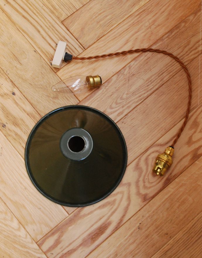 ペンダントライト　照明・ライティング　フランスから到着　ホーローのグリーン色ペンダントライト（器具セット付き）（コード・シャンデリア電球付き・ギヤラリーなし）。ガラスシェード、コード、電球1個を全てセットでお届けするので、届いてすぐに取り付けられます。(x-611-z)