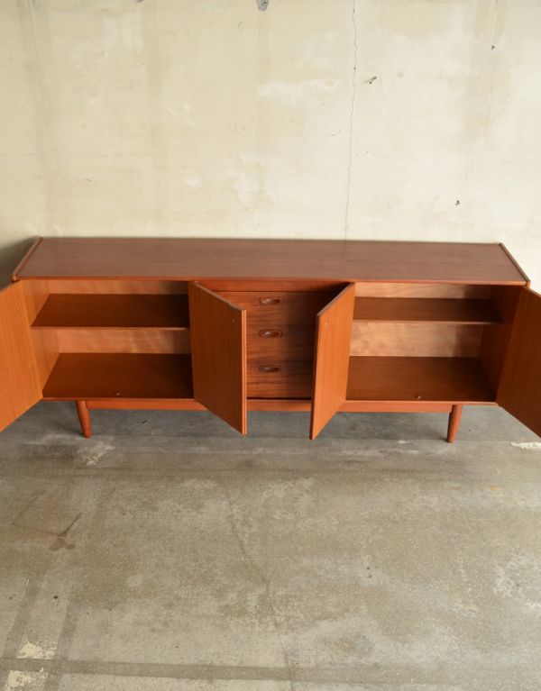 アンティーク家具 シンプルなヴィンテージ家具、チーク材のサイドボード。扉の中はとってもキレイな状態です。(x-612-f)